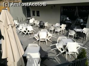 [P03] Terasa din fața hotelului, cumva în demisol; din ea se intră în Restaurantul Tradițional » foto by crismis
 - 
<span class="allrVoted glyphicon glyphicon-heart hidden" id="av855745"></span>
<a class="m-l-10 hidden" id="sv855745" onclick="voting_Foto_DelVot(,855745,21917)" role="button">șterge vot <span class="glyphicon glyphicon-remove"></span></a>
<a id="v9855745" class=" c-red"  onclick="voting_Foto_SetVot(855745)" role="button"><span class="glyphicon glyphicon-heart-empty"></span> <b>LIKE</b> = Votează poza</a> <img class="hidden"  id="f855745W9" src="/imagini/loader.gif" border="0" /><span class="AjErrMes hidden" id="e855745ErM"></span>