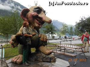 P34 [JUL-2013] Geirangerfjord - Jovialul trol care îmbrăţişează pe toată lumea. 