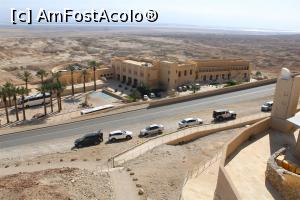 P04 [FEB-2020] HI Masada Hostel văzut de lângă parcarea de sus unde autocarele lăsau turiștii și coborau la parcarea de jos, cea mare