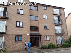 [P01] Blocul cu 3 etaje dintr-o zona rezidentiala linistita a Edinburgh-ului. Apartamentul nostru a fost cel din dreapta, parter.  » foto by Aurici
 - 
<span class="allrVoted glyphicon glyphicon-heart hidden" id="av905003"></span>
<a class="m-l-10 hidden" id="sv905003" onclick="voting_Foto_DelVot(,905003,22313)" role="button">șterge vot <span class="glyphicon glyphicon-remove"></span></a>
<a id="v9905003" class=" c-red"  onclick="voting_Foto_SetVot(905003)" role="button"><span class="glyphicon glyphicon-heart-empty"></span> <b>LIKE</b> = Votează poza</a> <img class="hidden"  id="f905003W9" src="/imagini/loader.gif" border="0" /><span class="AjErrMes hidden" id="e905003ErM"></span>