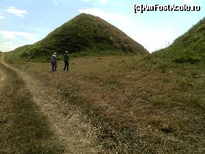 [P05] Piramidele de la Şona. Drumul agricol pe care ne-am întors spre mașină » foto by FlorinAndrei
 - 
<span class="allrVoted glyphicon glyphicon-heart hidden" id="av621043"></span>
<a class="m-l-10 hidden" id="sv621043" onclick="voting_Foto_DelVot(,621043,22448)" role="button">șterge vot <span class="glyphicon glyphicon-remove"></span></a>
<a id="v9621043" class=" c-red"  onclick="voting_Foto_SetVot(621043)" role="button"><span class="glyphicon glyphicon-heart-empty"></span> <b>LIKE</b> = Votează poza</a> <img class="hidden"  id="f621043W9" src="/imagini/loader.gif" border="0" /><span class="AjErrMes hidden" id="e621043ErM"></span>