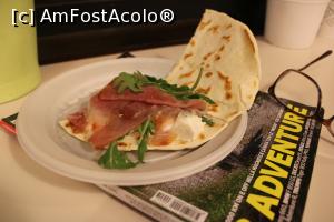 [P09] Rimini, Fast-foodul Piada e Cassoni Ciana e Monda, Piada cu Prosciutto, rucola și mozarella, jumătate de porție, se vede umplutura... » foto by mprofeanu
 - 
<span class="allrVoted glyphicon glyphicon-heart hidden" id="av1342649"></span>
<a class="m-l-10 hidden" id="sv1342649" onclick="voting_Foto_DelVot(,1342649,22500)" role="button">șterge vot <span class="glyphicon glyphicon-remove"></span></a>
<a id="v91342649" class=" c-red"  onclick="voting_Foto_SetVot(1342649)" role="button"><span class="glyphicon glyphicon-heart-empty"></span> <b>LIKE</b> = Votează poza</a> <img class="hidden"  id="f1342649W9" src="/imagini/loader.gif" border="0" /><span class="AjErrMes hidden" id="e1342649ErM"></span>