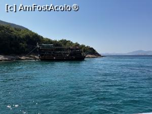 [P10] Aici era Corabia Jack Sparrow, care plecase cu 30 de minute inaintea noastra si cu care ne.-am mai intersectat » foto by raluca banu
 - 
<span class="allrVoted glyphicon glyphicon-heart hidden" id="av1502055"></span>
<a class="m-l-10 hidden" id="sv1502055" onclick="voting_Foto_DelVot(,1502055,22554)" role="button">șterge vot <span class="glyphicon glyphicon-remove"></span></a>
<a id="v91502055" class=" c-red"  onclick="voting_Foto_SetVot(1502055)" role="button"><span class="glyphicon glyphicon-heart-empty"></span> <b>LIKE</b> = Votează poza</a> <img class="hidden"  id="f1502055W9" src="/imagini/loader.gif" border="0" /><span class="AjErrMes hidden" id="e1502055ErM"></span>