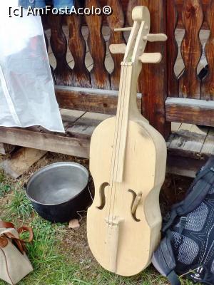 [P06] Gordunul, un fel de violoncel sau contrabas, instrument de percuţie folosit de taraful care a însoţit 'Formația de dansuri populare pentru păstrarea tradițiilor din Valea Rece'. Se vede băţul cu care sunt lovite coardele.  » foto by Lucien
 - 
<span class="allrVoted glyphicon glyphicon-heart hidden" id="av731939"></span>
<a class="m-l-10 hidden" id="sv731939" onclick="voting_Foto_DelVot(,731939,22696)" role="button">șterge vot <span class="glyphicon glyphicon-remove"></span></a>
<a id="v9731939" class=" c-red"  onclick="voting_Foto_SetVot(731939)" role="button"><span class="glyphicon glyphicon-heart-empty"></span> <b>LIKE</b> = Votează poza</a> <img class="hidden"  id="f731939W9" src="/imagini/loader.gif" border="0" /><span class="AjErrMes hidden" id="e731939ErM"></span>