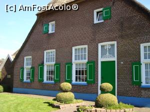 P02 [JUL-2017] Casă traditională din Staphorst cu arborele vieții pus desupra ușii la intrare -verdele casei e în armonie cu natura