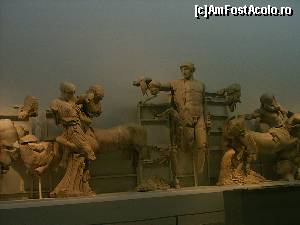P13 [JUL-2006] Statui din situl de la Olimpia pastrate in interiorul muzeului de acolo. 