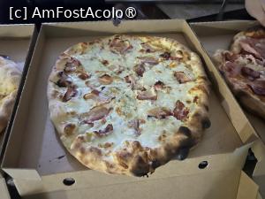 [P06] Pizza Colosseum, Moldovița
Pizza Patrone, cu sos de smântână, mozzarella, parmezan, gorgonzola, bacon » foto by Andrei16
 - 
<span class="allrVoted glyphicon glyphicon-heart hidden" id="av1481699"></span>
<a class="m-l-10 hidden" id="sv1481699" onclick="voting_Foto_DelVot(,1481699,23128)" role="button">șterge vot <span class="glyphicon glyphicon-remove"></span></a>
<a id="v91481699" class=" c-red"  onclick="voting_Foto_SetVot(1481699)" role="button"><span class="glyphicon glyphicon-heart-empty"></span> <b>LIKE</b> = Votează poza</a> <img class="hidden"  id="f1481699W9" src="/imagini/loader.gif" border="0" /><span class="AjErrMes hidden" id="e1481699ErM"></span>