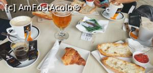 P01 [JUN-2021] Cam așa arată un mic dejun standard la Valencia. O bruscheta, un croissant, cafea...în jur de 4-5 EUR de persoană.