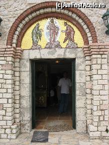 P04 [SEP-2006] Intrarea in biserica manastirii
