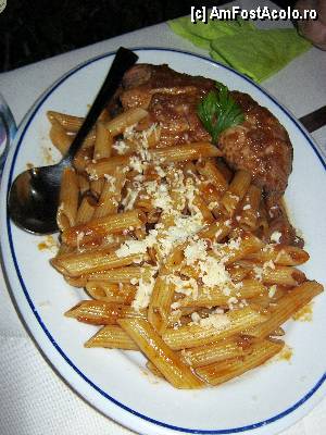 [P12] Mâncarea specific corfiotă: Pastitsada. Sunt folosite spaghete sau penne, sos de rosii cu usturoi, pătrunjel, sare și piper, ulei de masline, ceapa si scortisoara. În mod tradiţional, se găteşte cu carne de cocoş, însă se foloseşte şi viţelul sau vita, variante mai ieftine şi mai uşor de procurat » foto by cher-cher
 - 
<span class="allrVoted glyphicon glyphicon-heart hidden" id="av415061"></span>
<a class="m-l-10 hidden" id="sv415061" onclick="voting_Foto_DelVot(,415061,23180)" role="button">șterge vot <span class="glyphicon glyphicon-remove"></span></a>
<a id="v9415061" class=" c-red"  onclick="voting_Foto_SetVot(415061)" role="button"><span class="glyphicon glyphicon-heart-empty"></span> <b>LIKE</b> = Votează poza</a> <img class="hidden"  id="f415061W9" src="/imagini/loader.gif" border="0" /><span class="AjErrMes hidden" id="e415061ErM"></span>