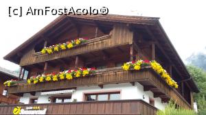 P17 [AUG-2016] Altă casă cu flori din satul alpin Alpbach, Tirol, Austria. 