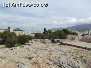 P12 [NOV-2017] Din vârful de piatră al Colinei Filopappou, o privire către Acropole şi Lykavittos