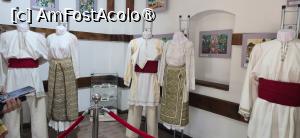 [P87] 87.  Una din sălile fostei școli conține o mică expoziție etnografică, cu   îmbrăcăminte de mire și mireasă din zona Argeș - Muscel. » foto by msnd
 - 
<span class="allrVoted glyphicon glyphicon-heart hidden" id="av1508985"></span>
<a class="m-l-10 hidden" id="sv1508985" onclick="voting_Foto_DelVot(,1508985,23475)" role="button">șterge vot <span class="glyphicon glyphicon-remove"></span></a>
<a id="v91508985" class=" c-red"  onclick="voting_Foto_SetVot(1508985)" role="button"><span class="glyphicon glyphicon-heart-empty"></span> <b>LIKE</b> = Votează poza</a> <img class="hidden"  id="f1508985W9" src="/imagini/loader.gif" border="0" /><span class="AjErrMes hidden" id="e1508985ErM"></span>