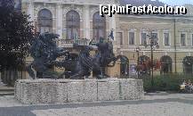 P15 [AUG-2013] Monumentul sculptural din faţa primăriei, ridicat în memoria soldaţilor de cavalerie numiţi Vegvari. Eger, Ungaria. 