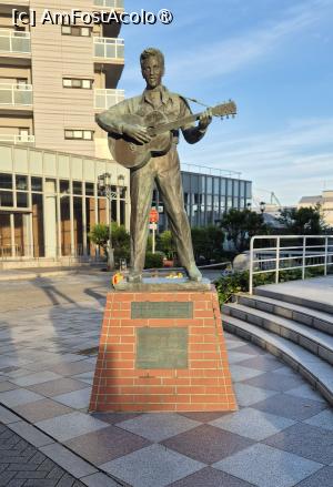 [P05] Urmatorul personaj celebru care isi intampina fanii este Elvis Presley, statueta sa din bronz fiind una dintre cele trei din lume ramase (am intalnit una si in Israel, oare unde o fi a treia?). » foto by geani anto
 - 
<span class="allrVoted glyphicon glyphicon-heart hidden" id="av1452585"></span>
<a class="m-l-10 hidden" id="sv1452585" onclick="voting_Foto_DelVot(,1452585,23605)" role="button">șterge vot <span class="glyphicon glyphicon-remove"></span></a>
<a id="v91452585" class=" c-red"  onclick="voting_Foto_SetVot(1452585)" role="button"><span class="glyphicon glyphicon-heart-empty"></span> <b>LIKE</b> = Votează poza</a> <img class="hidden"  id="f1452585W9" src="/imagini/loader.gif" border="0" /><span class="AjErrMes hidden" id="e1452585ErM"></span>