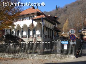 [P01] Bușteni - Muzeul Memorial 'Cezar Petrescu' la intersecția celor două străzi.  » foto by iulianic
 - 
<span class="allrVoted glyphicon glyphicon-heart hidden" id="av1033098"></span>
<a class="m-l-10 hidden" id="sv1033098" onclick="voting_Foto_DelVot(,1033098,23647)" role="button">șterge vot <span class="glyphicon glyphicon-remove"></span></a>
<a id="v91033098" class=" c-red"  onclick="voting_Foto_SetVot(1033098)" role="button"><span class="glyphicon glyphicon-heart-empty"></span> <b>LIKE</b> = Votează poza</a> <img class="hidden"  id="f1033098W9" src="/imagini/loader.gif" border="0" /><span class="AjErrMes hidden" id="e1033098ErM"></span>