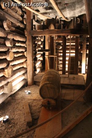 P14 [SEP-2022] Wieliczka, Kopalni Soli, Komora (Sala) Urszula, Sala 2, Structuri de lemn (trunchiuri de castani) care, de sute de ani, susțin tavanele Salinei