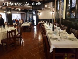 P12 [APR-2022] O Lagar Restaurante - mesele din interior în așteptarea clienților