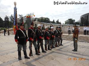 P02 [MAY-2015] Bucureşti - Ceremonia depunerii urnei comemorative cu pământ adus de la Plevna. Membri ai Asociaţiei Tradiţia Militară. 