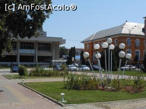 [P22] Medgidia - Casa de Cultură și Primăria văzute din Piațeta Decebal.  » foto by iulianic
 - 
<span class="allrVoted glyphicon glyphicon-heart hidden" id="av1006106"></span>
<a class="m-l-10 hidden" id="sv1006106" onclick="voting_Foto_DelVot(,1006106,24271)" role="button">șterge vot <span class="glyphicon glyphicon-remove"></span></a>
<a id="v91006106" class=" c-red"  onclick="voting_Foto_SetVot(1006106)" role="button"><span class="glyphicon glyphicon-heart-empty"></span> <b>LIKE</b> = Votează poza</a> <img class="hidden"  id="f1006106W9" src="/imagini/loader.gif" border="0" /><span class="AjErrMes hidden" id="e1006106ErM"></span>