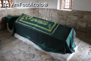 [P22] Babadag, Mausoleul lui Sari Saltuk Dede (Baba), Sarcofagul din marmură acoperit cu o carpetă islamică » foto by mprofeanu
 - 
<span class="allrVoted glyphicon glyphicon-heart hidden" id="av1223501"></span>
<a class="m-l-10 hidden" id="sv1223501" onclick="voting_Foto_DelVot(,1223501,24302)" role="button">șterge vot <span class="glyphicon glyphicon-remove"></span></a>
<a id="v91223501" class=" c-red"  onclick="voting_Foto_SetVot(1223501)" role="button"><span class="glyphicon glyphicon-heart-empty"></span> <b>LIKE</b> = Votează poza</a> <img class="hidden"  id="f1223501W9" src="/imagini/loader.gif" border="0" /><span class="AjErrMes hidden" id="e1223501ErM"></span>