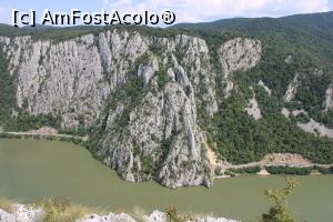 [P14] Parcul Natural Porțile de Fier, Muntele Veliki Strbac (Serbia) văzut de la al doilea Punct de belvedere, malul Sârbesc, șoseaua și un tunel... » foto by mprofeanu
 - 
<span class="allrVoted glyphicon glyphicon-heart hidden" id="av1191446"></span>
<a class="m-l-10 hidden" id="sv1191446" onclick="voting_Foto_DelVot(,1191446,24578)" role="button">șterge vot <span class="glyphicon glyphicon-remove"></span></a>
<a id="v91191446" class=" c-red"  onclick="voting_Foto_SetVot(1191446)" role="button"><span class="glyphicon glyphicon-heart-empty"></span> <b>LIKE</b> = Votează poza</a> <img class="hidden"  id="f1191446W9" src="/imagini/loader.gif" border="0" /><span class="AjErrMes hidden" id="e1191446ErM"></span>