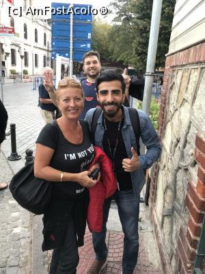 P01 [SEP-2019] Eu și ghidul, în spate e românul cazat cu noi în hotel, cel care l-a convins pe soțul meu să urce în tramvai