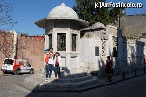 [P29] Mausoleul (Turbesi) lui Mimar Sinan. Imediat pe strada din stanga este cafeneaua cu acelasi nume.  » foto by nickro
 - 
<span class="allrVoted glyphicon glyphicon-heart hidden" id="av643130"></span>
<a class="m-l-10 hidden" id="sv643130" onclick="voting_Foto_DelVot(,643130,24606)" role="button">șterge vot <span class="glyphicon glyphicon-remove"></span></a>
<a id="v9643130" class=" c-red"  onclick="voting_Foto_SetVot(643130)" role="button"><span class="glyphicon glyphicon-heart-empty"></span> <b>LIKE</b> = Votează poza</a> <img class="hidden"  id="f643130W9" src="/imagini/loader.gif" border="0" /><span class="AjErrMes hidden" id="e643130ErM"></span>