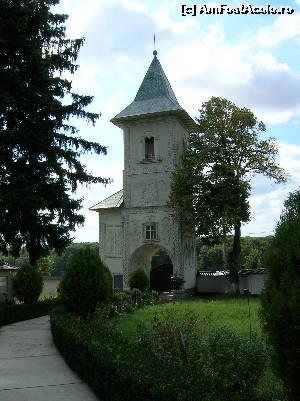 P02 [SEP-2014] Clopotnița Mănăstirii Runc (încărcată și la Commons Wiki) 