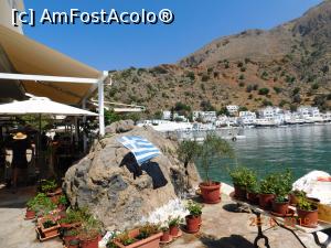 P12 [JUN-2019] Loutro, în micul port steagul Greciei chiar şi pe o piatră