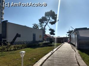 [P22] Aleea care duce spre zona de promenadă și apoi spre plajă. Pe această alee au acces doar clienții hotelului.  » foto by Sebastian TM
 - 
<span class="allrVoted glyphicon glyphicon-heart hidden" id="av1097753"></span>
<a class="m-l-10 hidden" id="sv1097753" onclick="voting_Foto_DelVot(,1097753,25559)" role="button">șterge vot <span class="glyphicon glyphicon-remove"></span></a>
<a id="v91097753" class=" c-red"  onclick="voting_Foto_SetVot(1097753)" role="button"><span class="glyphicon glyphicon-heart-empty"></span> <b>LIKE</b> = Votează poza</a> <img class="hidden"  id="f1097753W9" src="/imagini/loader.gif" border="0" /><span class="AjErrMes hidden" id="e1097753ErM"></span>