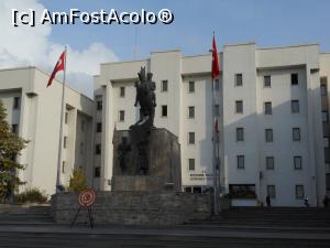 [P01] Nevșehir - Palatul Administrativ cu monumentul ecvestru al primului președinte al Turciei, Mustafa Kemal Atatürk.  » foto by iulianic
 - 
<span class="allrVoted glyphicon glyphicon-heart hidden" id="av1121957"></span>
<a class="m-l-10 hidden" id="sv1121957" onclick="voting_Foto_DelVot(,1121957,25870)" role="button">șterge vot <span class="glyphicon glyphicon-remove"></span></a>
<a id="v91121957" class=" c-red"  onclick="voting_Foto_SetVot(1121957)" role="button"><span class="glyphicon glyphicon-heart-empty"></span> <b>LIKE</b> = Votează poza</a> <img class="hidden"  id="f1121957W9" src="/imagini/loader.gif" border="0" /><span class="AjErrMes hidden" id="e1121957ErM"></span>