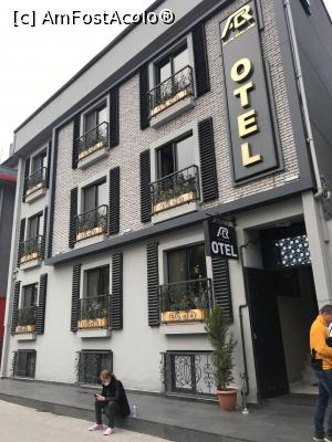 P02 [OCT-2020] ACR Palas Otel - intrarea în hotel şi 'locl de fumat' de pe bordură