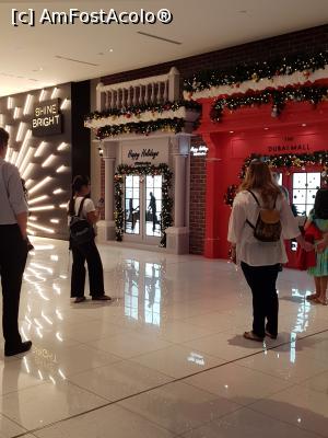 [P09] Celelalte 2 locuri de langa Shine Bright, cu Happy Holliday si Dubai Mall, unde turistii asteapta cu nerabdare sa se fotografieze.  » foto by rora
 - 
<span class="allrVoted glyphicon glyphicon-heart hidden" id="av1139001"></span>
<a class="m-l-10 hidden" id="sv1139001" onclick="voting_Foto_DelVot(,1139001,26064)" role="button">șterge vot <span class="glyphicon glyphicon-remove"></span></a>
<a id="v91139001" class=" c-red"  onclick="voting_Foto_SetVot(1139001)" role="button"><span class="glyphicon glyphicon-heart-empty"></span> <b>LIKE</b> = Votează poza</a> <img class="hidden"  id="f1139001W9" src="/imagini/loader.gif" border="0" /><span class="AjErrMes hidden" id="e1139001ErM"></span>