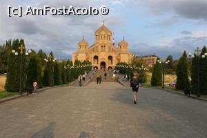 [P01] Yerevan, Catedrala Sf. Grigore Luminătorul, are o frumoasă zonă amenajată, cu spații generoase, se vede Biserica Centrală, cele două Capele Laterale și Clopotnița » foto by mprofeanu
 - 
<span class="allrVoted glyphicon glyphicon-heart hidden" id="av1139982"></span>
<a class="m-l-10 hidden" id="sv1139982" onclick="voting_Foto_DelVot(,1139982,26066)" role="button">șterge vot <span class="glyphicon glyphicon-remove"></span></a>
<a id="v91139982" class=" c-red"  onclick="voting_Foto_SetVot(1139982)" role="button"><span class="glyphicon glyphicon-heart-empty"></span> <b>LIKE</b> = Votează poza</a> <img class="hidden"  id="f1139982W9" src="/imagini/loader.gif" border="0" /><span class="AjErrMes hidden" id="e1139982ErM"></span>