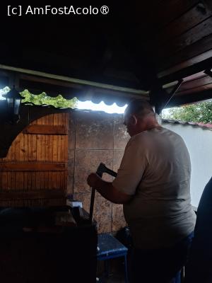 [P30] Maestrul 'bucătar' pregătind lemnele » foto by laurand
 - 
<span class="allrVoted glyphicon glyphicon-heart hidden" id="av1506456"></span>
<a class="m-l-10 hidden" id="sv1506456" onclick="voting_Foto_DelVot(,1506456,26068)" role="button">șterge vot <span class="glyphicon glyphicon-remove"></span></a>
<a id="v91506456" class=" c-red"  onclick="voting_Foto_SetVot(1506456)" role="button"><span class="glyphicon glyphicon-heart-empty"></span> <b>LIKE</b> = Votează poza</a> <img class="hidden"  id="f1506456W9" src="/imagini/loader.gif" border="0" /><span class="AjErrMes hidden" id="e1506456ErM"></span>