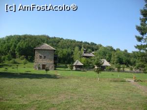 P04 [AUG-2015] În zona centrală a muzeului se află Cula Bujoreanu. Vom vizita fortificația.