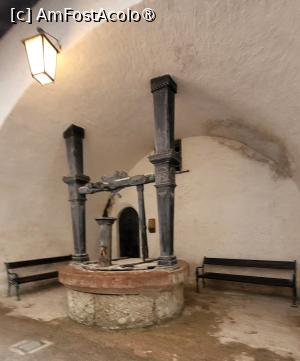 [P26] Asigurarea alimentarii cu apa potabila a cetatii s-a dovedit a fi printre cele mai mari provocari. Muntele pe care se afla Cetatea Hohensalzburg este din roca dura de dolomit, care la acea vreme era imposibil de taiat. Dupa asediul din Razboiul Taranilor din 1525, arhiepiscopul a ordonat constructia cisternei in care putea fi colectata si filtrata pana la 340.000 l de apa de ploaie pentru a o face utilizabila pentru oameni si animale. » foto by geani anto
 - 
<span class="allrVoted glyphicon glyphicon-heart hidden" id="av1416359"></span>
<a class="m-l-10 hidden" id="sv1416359" onclick="voting_Foto_DelVot(,1416359,26232)" role="button">șterge vot <span class="glyphicon glyphicon-remove"></span></a>
<a id="v91416359" class=" c-red"  onclick="voting_Foto_SetVot(1416359)" role="button"><span class="glyphicon glyphicon-heart-empty"></span> <b>LIKE</b> = Votează poza</a> <img class="hidden"  id="f1416359W9" src="/imagini/loader.gif" border="0" /><span class="AjErrMes hidden" id="e1416359ErM"></span>