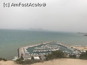 P08 [JUN-2019] Sidi Bou Saïd – frumosul orăşel alb – albastru din Tunisia - portul de iahturi şi, în dreapta, plaja