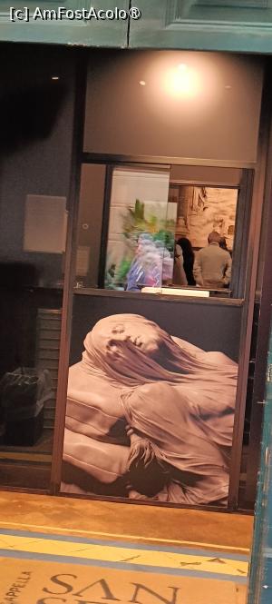 [P04] Intrare în capelă - se observă vizitatorii din jurul statuii Cristo Velato. » foto by tata123 🔱
 - 
<span class="allrVoted glyphicon glyphicon-heart hidden" id="av1528518"></span>
<a class="m-l-10 hidden" id="sv1528518" onclick="voting_Foto_DelVot(,1528518,26555)" role="button">șterge vot <span class="glyphicon glyphicon-remove"></span></a>
<a id="v91528518" class=" c-red"  onclick="voting_Foto_SetVot(1528518)" role="button"><span class="glyphicon glyphicon-heart-empty"></span> <b>LIKE</b> = Votează poza</a> <img class="hidden"  id="f1528518W9" src="/imagini/loader.gif" border="0" /><span class="AjErrMes hidden" id="e1528518ErM"></span>