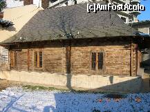 [P20] Sinagoga din lemn din Piatra Neamţ şi se pare cea mai veche din România. Aspectul este înşelător, fiindcă podeaua se află 2,5 m sub nivelul solului. Pe vremea lui Vodă Ghica clădirea respectivă nu avea voie să fie mai înaltă decît casele din jur, astfel că arhitectul a găsit această soluţie. » foto by Qvadratvus
 - 
<span class="allrVoted glyphicon glyphicon-heart hidden" id="av284778"></span>
<a class="m-l-10 hidden" id="sv284778" onclick="voting_Foto_DelVot(,284778,26566)" role="button">șterge vot <span class="glyphicon glyphicon-remove"></span></a>
<a id="v9284778" class=" c-red"  onclick="voting_Foto_SetVot(284778)" role="button"><span class="glyphicon glyphicon-heart-empty"></span> <b>LIKE</b> = Votează poza</a> <img class="hidden"  id="f284778W9" src="/imagini/loader.gif" border="0" /><span class="AjErrMes hidden" id="e284778ErM"></span>