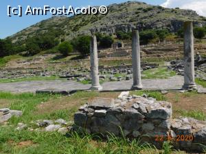P12 [JUN-2020] Porticul de sud-est şi colina în vârful căreia se afla acropolisul din Filippi