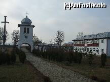 P11 [OCT-2010] Manastirea Balaciu - curtea manastirii vazuta de langa biserica