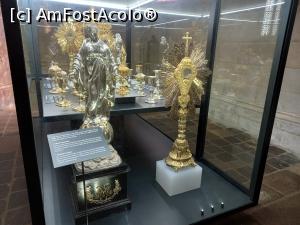 [P06] Biserica are și un important tezaur, expus in vitrine chiar in interior. Cele mai valoroase obiecte sunt un chivot din argint aurit și o statuie a Fecioarei donate parohiei de către Contesa de Marigny, sora lui Chateaubriand. » foto by Mika
 - 
<span class="allrVoted glyphicon glyphicon-heart hidden" id="av1264744"></span>
<a class="m-l-10 hidden" id="sv1264744" onclick="voting_Foto_DelVot(,1264744,27178)" role="button">șterge vot <span class="glyphicon glyphicon-remove"></span></a>
<a id="v91264744" class=" c-red"  onclick="voting_Foto_SetVot(1264744)" role="button"><span class="glyphicon glyphicon-heart-empty"></span> <b>LIKE</b> = Votează poza</a> <img class="hidden"  id="f1264744W9" src="/imagini/loader.gif" border="0" /><span class="AjErrMes hidden" id="e1264744ErM"></span>