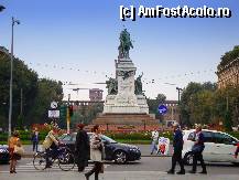 P06 [OCT-2010] Milano, Piaza cairoli cu statuia lui Garibaldi în prim plan și Castello Sforzesco în plan îndepărtat