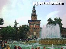 P08 [OCT-2010] Milano, Piazza Castello: Turnul Filarete și Fontana ” Torta degli sposi”