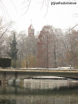 [P23] Parcul Carol I Bucuresti- In plan indepartat turla bisericii ctitorite de Regele Carol I la implinirea a 40 de ani de domnie, cunoscuta azi sub numele de Biserica Cutitul de Argint.  » foto by Floria
 - 
<span class="allrVoted glyphicon glyphicon-heart hidden" id="av595099"></span>
<a class="m-l-10 hidden" id="sv595099" onclick="voting_Foto_DelVot(,595099,27398)" role="button">șterge vot <span class="glyphicon glyphicon-remove"></span></a>
<a id="v9595099" class=" c-red"  onclick="voting_Foto_SetVot(595099)" role="button"><span class="glyphicon glyphicon-heart-empty"></span> <b>LIKE</b> = Votează poza</a> <img class="hidden"  id="f595099W9" src="/imagini/loader.gif" border="0" /><span class="AjErrMes hidden" id="e595099ErM"></span>