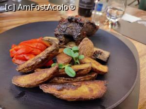 [P06] Crama de Piatră; coastă de vită cu cartofi și ardei capia » foto by crismis
 - 
<span class="allrVoted glyphicon glyphicon-heart hidden" id="av1487544"></span>
<a class="m-l-10 hidden" id="sv1487544" onclick="voting_Foto_DelVot(,1487544,27474)" role="button">șterge vot <span class="glyphicon glyphicon-remove"></span></a>
<a id="v91487544" class=" c-red"  onclick="voting_Foto_SetVot(1487544)" role="button"><span class="glyphicon glyphicon-heart-empty"></span> <b>LIKE</b> = Votează poza</a> <img class="hidden"  id="f1487544W9" src="/imagini/loader.gif" border="0" /><span class="AjErrMes hidden" id="e1487544ErM"></span>