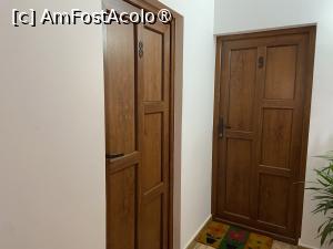 [P26] Pensiunea Melania Chiojdu - micul hol de la intrarea în cameră » foto by nicole33
 - 
<span class="allrVoted glyphicon glyphicon-heart hidden" id="av1511491"></span>
<a class="m-l-10 hidden" id="sv1511491" onclick="voting_Foto_DelVot(,1511491,27780)" role="button">șterge vot <span class="glyphicon glyphicon-remove"></span></a>
<a id="v91511491" class=" c-red"  onclick="voting_Foto_SetVot(1511491)" role="button"><span class="glyphicon glyphicon-heart-empty"></span> <b>LIKE</b> = Votează poza</a> <img class="hidden"  id="f1511491W9" src="/imagini/loader.gif" border="0" /><span class="AjErrMes hidden" id="e1511491ErM"></span>