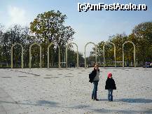 [P01] Intrarea in Parcul Tinereului din Craiova. 
Aici se gasesc si două fantani arteziene, iar spatiu liber este folosit pentru concerte. Acele coloane sunt luminate noaptea » foto by paunflorin
 - 
<span class="allrVoted glyphicon glyphicon-heart hidden" id="av42660"></span>
<a class="m-l-10 hidden" id="sv42660" onclick="voting_Foto_DelVot(,42660,27821)" role="button">șterge vot <span class="glyphicon glyphicon-remove"></span></a>
<a id="v942660" class=" c-red"  onclick="voting_Foto_SetVot(42660)" role="button"><span class="glyphicon glyphicon-heart-empty"></span> <b>LIKE</b> = Votează poza</a> <img class="hidden"  id="f42660W9" src="/imagini/loader.gif" border="0" /><span class="AjErrMes hidden" id="e42660ErM"></span>